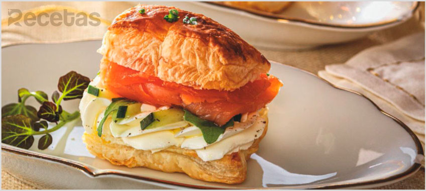 Hojaldritos de Salmón con Queso y Verduras
